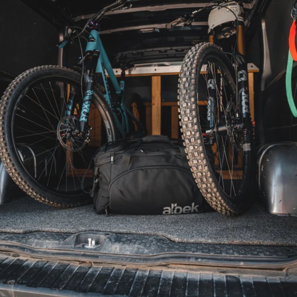 ALBEK - SKYTRAIL DUFFEL BAG - COVERT BLACK